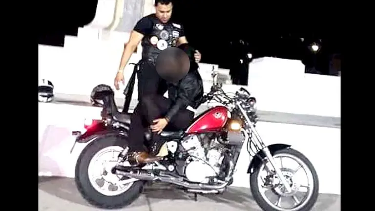 Pareja tiene sexo frente al Salvador del Mundo