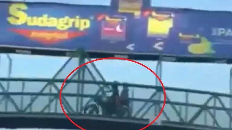 Motociclista en pasarela