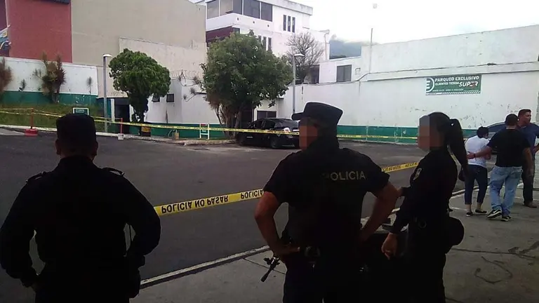 Policías en la escalón2