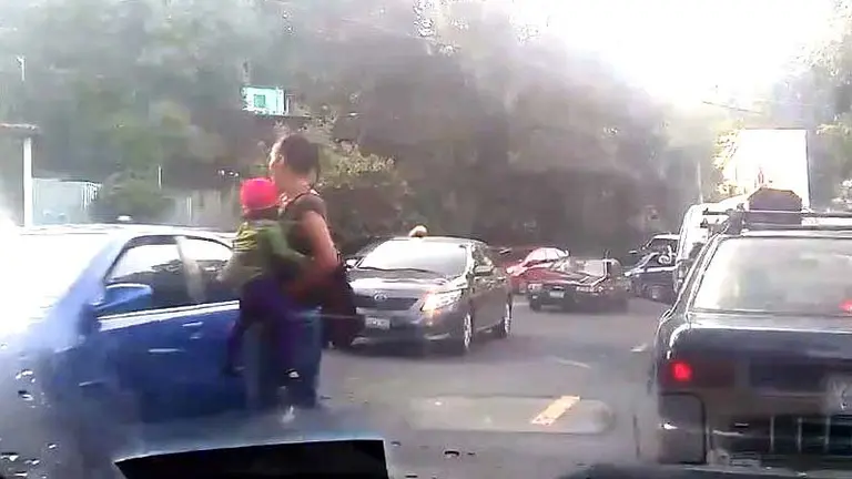 Madre vende periódicos 2