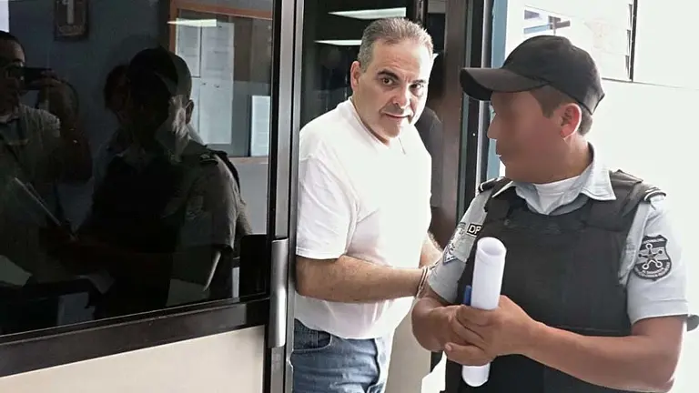 Presidente Saca saliendo de los tribunales de San Salvador 2