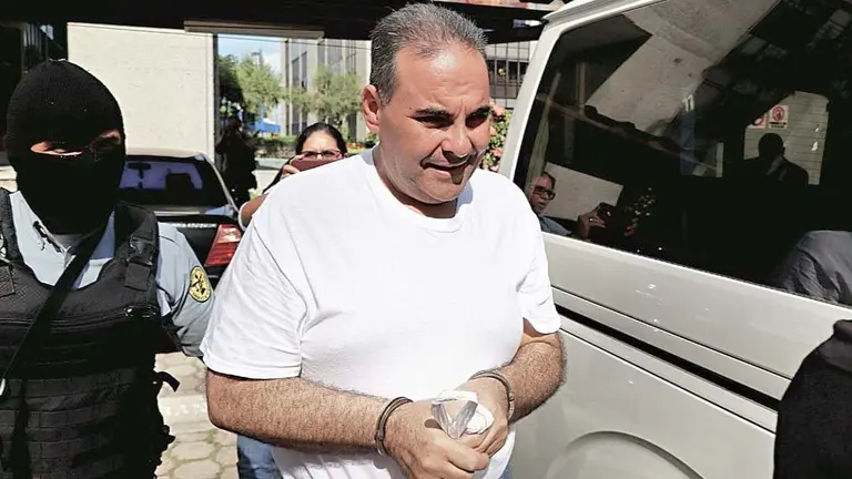 Presidente Saca saliendo de los tribunales de San Salvador