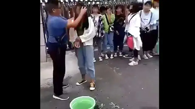 Desmaquillan a estudiantes en China