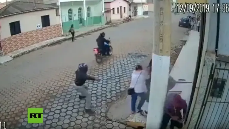Un poste lo salvó