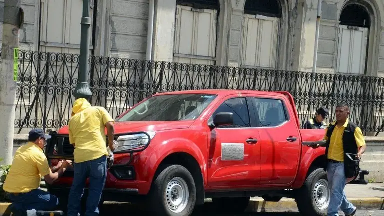 Vehículo de Gobernación mal estacionado