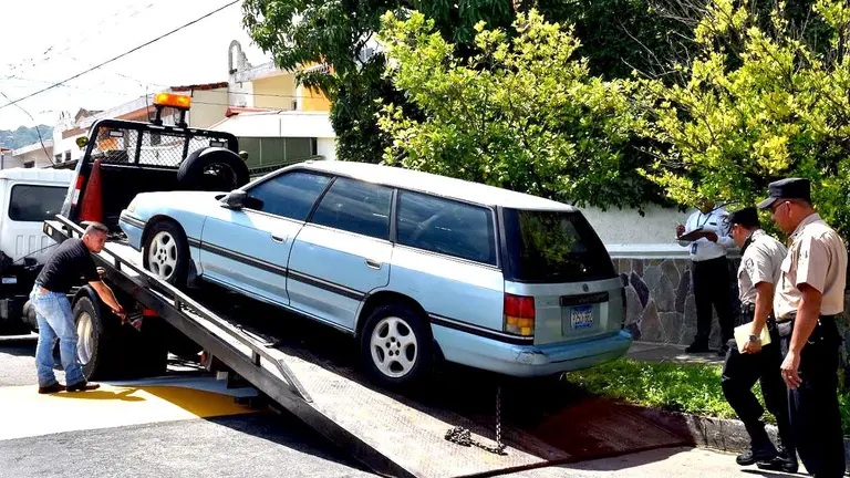 Retiro de vehículos en calles de Antiguo Cuscatlán 3