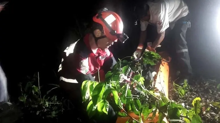 Hombre muere al accidentarse en barranca