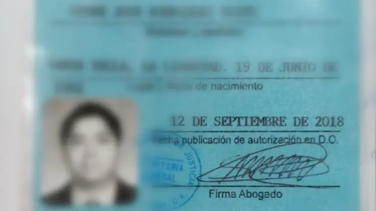 Abogado intentando sacar objetos de penales