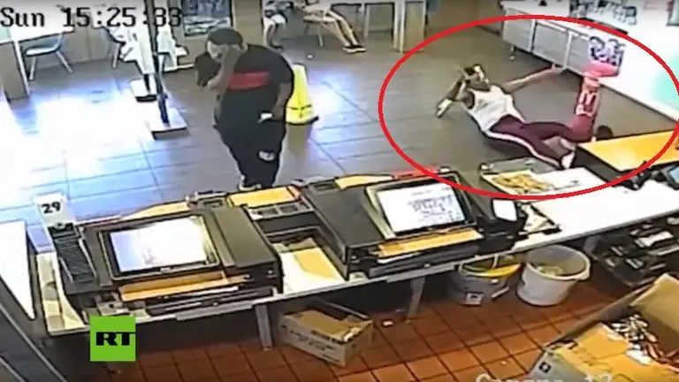 Le lanzan una licuadora