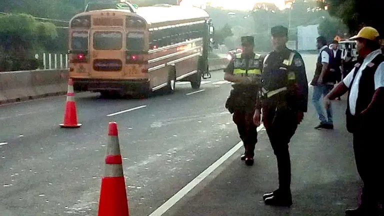 Buses amarillos fueron multados por no tener permisos para transportar personal