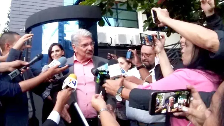 Quijano a la salida de la Unidad Antipandillas de la Fiscalía