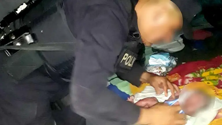 Policía aetndiendo parto en Usulután
