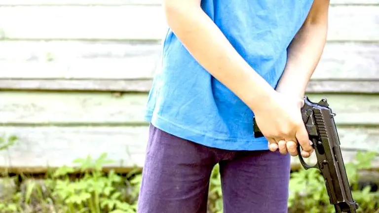Niño manipula arma de fuego