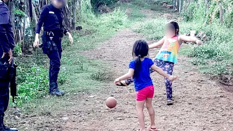 Policías juega con niñas a la pelota