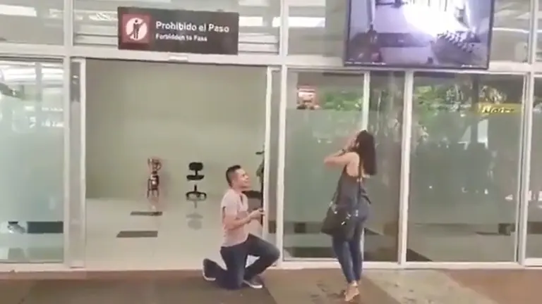 Propuesta de matrimonio en el aeropuerto