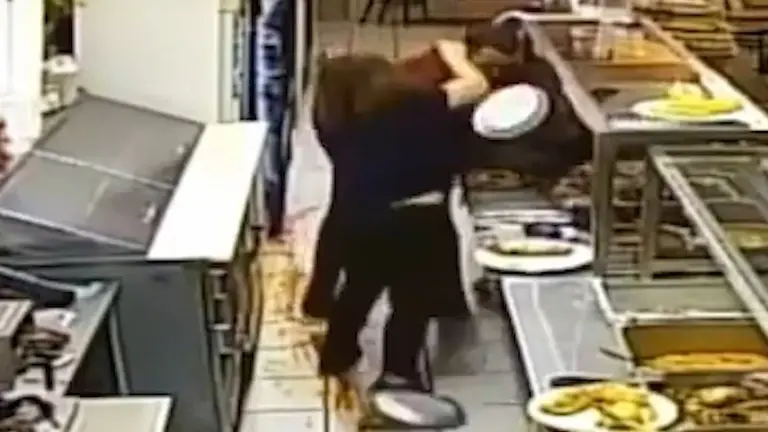 Empleada evita asalto lanzándole comida al ladrón