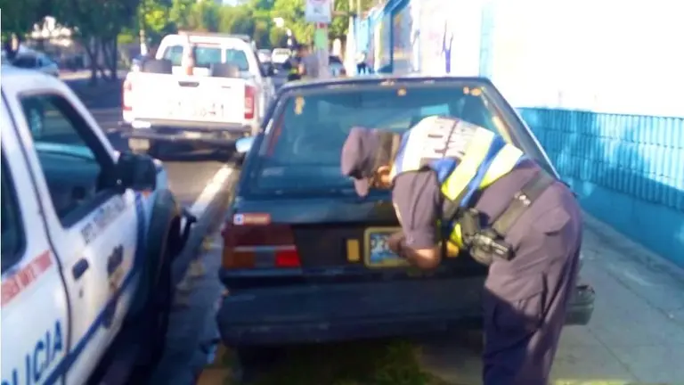 Policía retirando placas en la Escalón