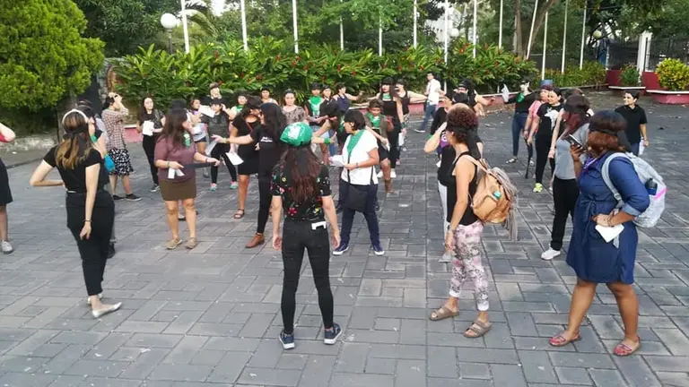 Estudiantes de la UES interpretan un violador en tu camino