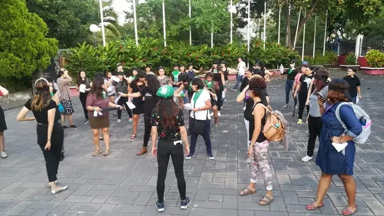 Estudiantes de la UES interpretan un violador en tu camino