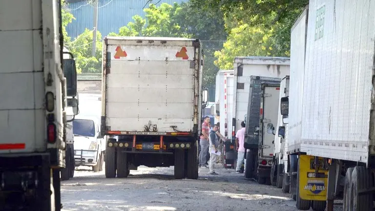 Camiones se toman las calles de Santa Lucía Ilopango 3