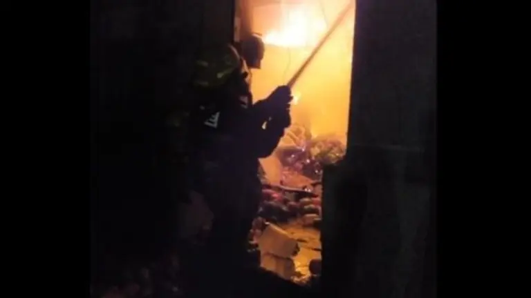 Bombero durante incendio