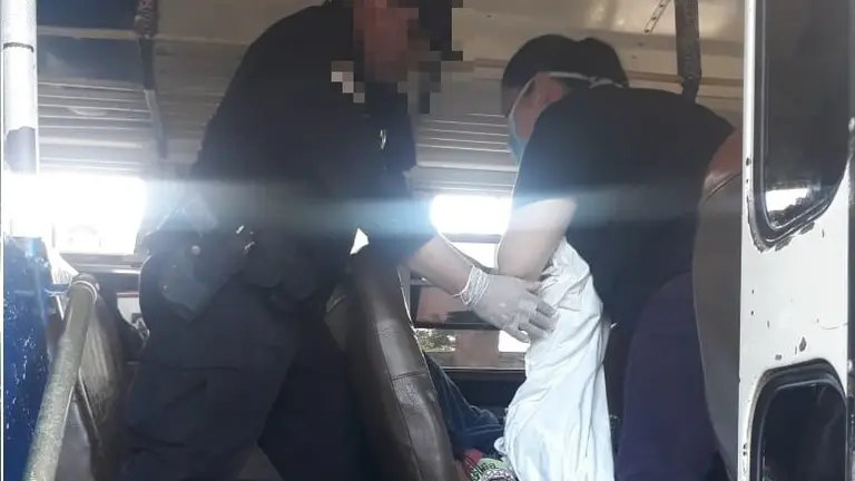 Policìas atienden parto en bus de la 216