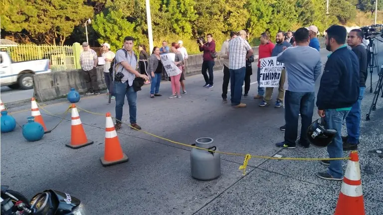 Cierran carretera al puerto
