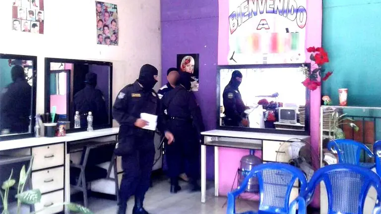Policía interviene salas de belleza del centro de San Salvador 2