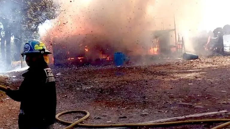 Incendio en venta de pólvora en San Francisco Gotera 6