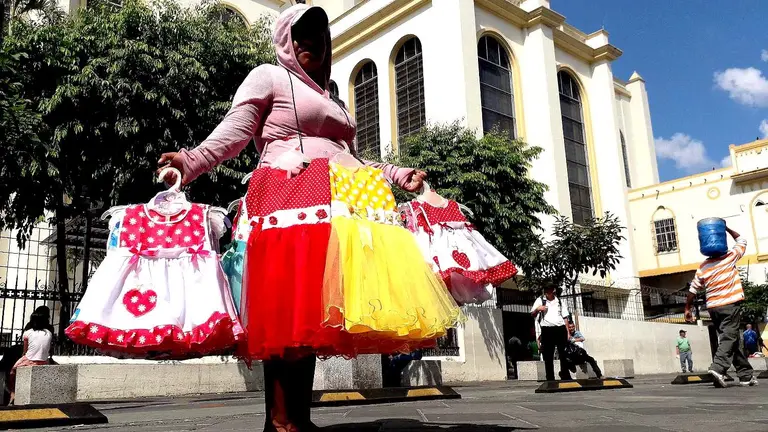 Silvia Velásquez la vendedora de vestiditos
