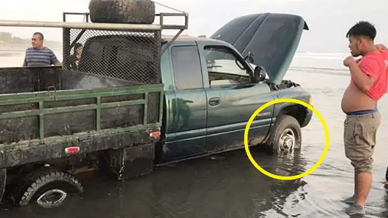 Carro a orilla de la playa El Cuco se hunde 2
