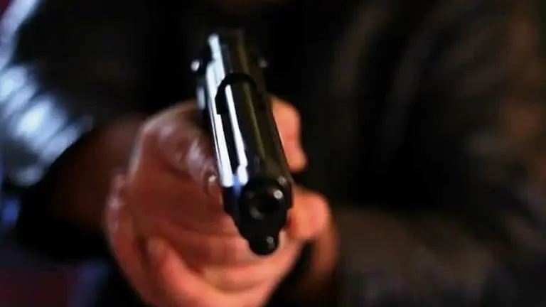 Amenaza con arma a mujer