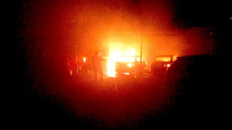 Cuatro vehículos incendiados en taller de Santa Ana 3