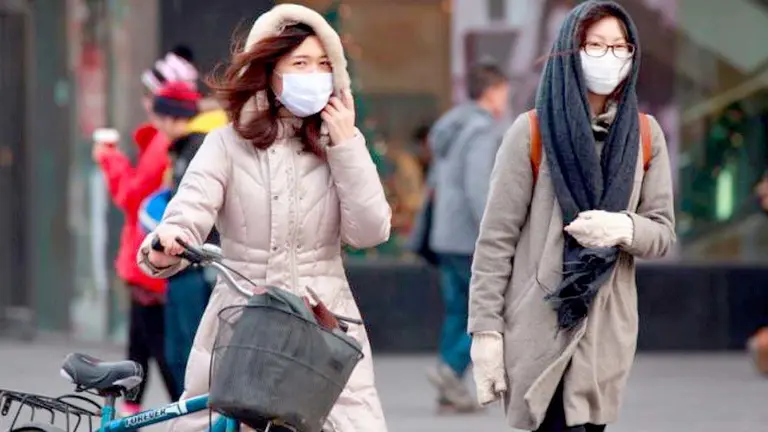 Población con mascarilla para evitar el coronavirus