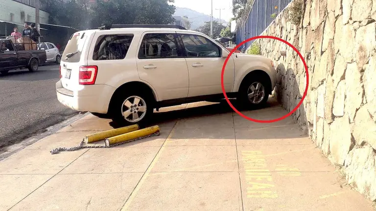 Vehículos en aceras en contornos del hospital Amatepec 1