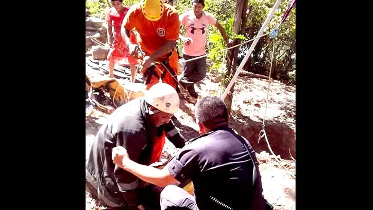Rescatan a una anciana que cayó en pozo 4
