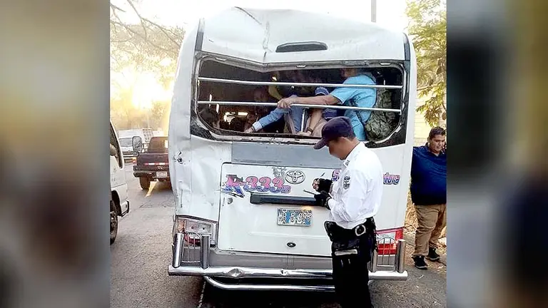 Pasajeros viajaban en microbús chocado 2