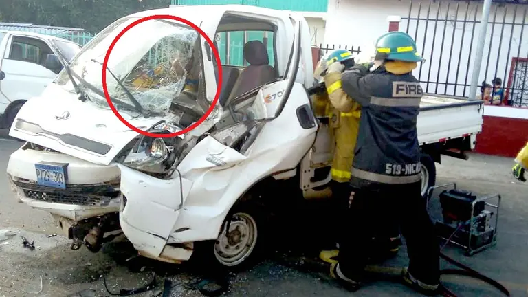 Conductor atrapado en camión en La Unión 3