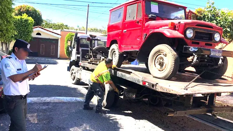 Retiran carros viejos de Santa Tecla 2