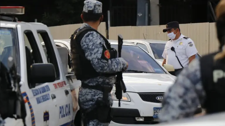 Policías deteniendo circulación