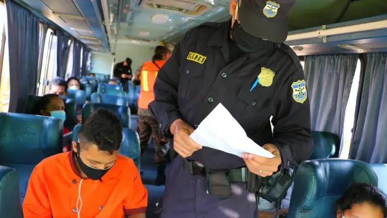 Policía verificando documentos