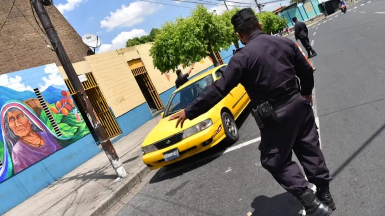 Policía a su familia