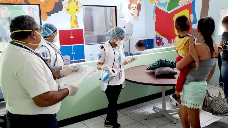 Madres y sus hijos retenidas por Migración