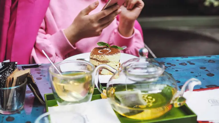 Estas son las adicciones que estás padeciendo y no sabes