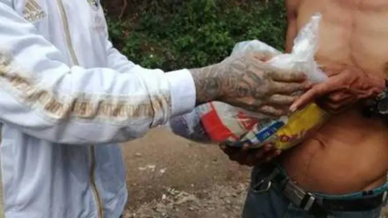 pandillero entrega viveres