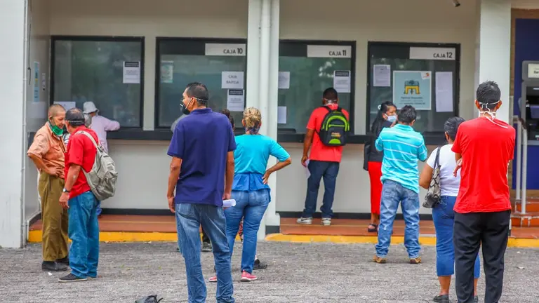 Ciudadanos esperando cobrar el bono