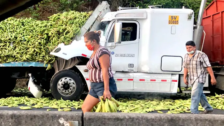 Accidente rastra que transportaba plátanos 2 El TráficoSV