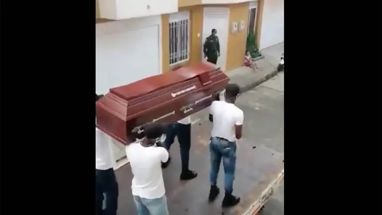 VIDEO: Policías colombianos recrean video viral para concienciar sobre el COVID-19