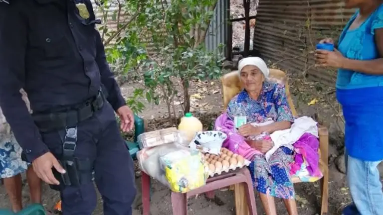 Anciana de escasos recursos