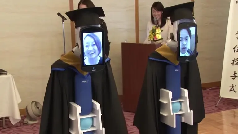 VIDEO: Una universidad japonesa celebra su graduación con robots